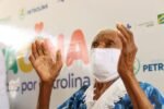 Idosa de 104 anos recebe vacina e marca início da imunização contra covid-19 em abrigos de Petrolina