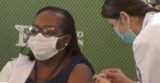 Dia histórico: mulher, negra, enfermeira, 54 anos, é a primeira pessoa vacinada contra a covid 19, no Brasil
