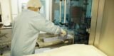 Produção do insumo que dá autonomia na fabricação de vacinas deve começar em maio, diz Fiocruz