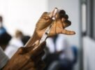 Contrariando orientação federal, Sesab e SMS decidem reservar doses da CoronaVac