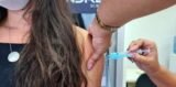 Cidades brasileiras começam a vacinar adolescentes contra a Covid-19