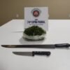 Polícia Militar da Bahia prende homens suspeitos de tráfico de drogas e porte de arma branca em Juazeiro