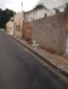 Lixo acumulado e cabos de internet jogados nas calçadas: morador da rua Prof. Luís Cursino, Juazeiro, cobra ação do poder público