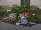 Após reclamação de moradora, Semaurb garante adotar providências em relação a casa abandonada no bairro Coreia, em Juazeiro; imóvel está acumulando lixo