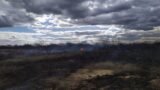 Um incêndio na tarde deste sábado (20) assustou moradores da Vila das Umburanas, próximo à Maniçoba, em Juazeiro