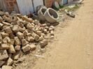 ‘Simplesmente abandonaram”: moradora do Alto da Maravilha, em Juazeiro, reclama de obra inacabada que vem causando transtornos; SAAE diz que responsabilidade é da SEDUR