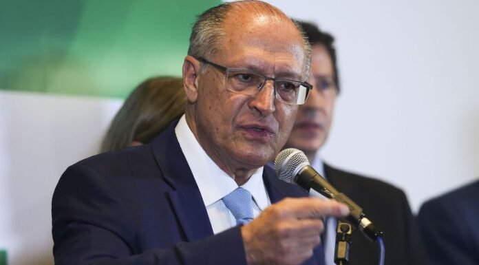 Alckmin sobre Eduardo: lamento que maus brasileiros trabalhem contra o país