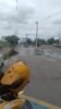 “Desde ontem”: mototaxistas e pedestres reclamam de esgoto estourado nas proximidades do pontilhão da Raul Alves, Juazeiro; SAAE responde