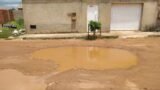 Morador do Monte Castelo, em Juazeiro, cobra à Prefeita Suzana Ramos obra de pavimentação prometida em reunião e protesta: “Segue cobrando IPTU”