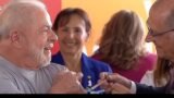 Lula recebe dose de vacina bivalente contra a Covid aplicada por Alckmin