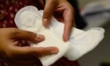 Dignidade menstrual: Governo Lula lança programa de distribuição de absorvente pelo SUS; programa segue critérios
