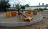 “Tiraram para consertar”: leitor observa brinquedos jogados no Parque Fluvial há quase 2 anos e pede recolocação