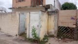 Temendo pela segurança, morador do Tancredo Neves, em Juazeiro, reivindica providências em relação a uma casa abandona há anos no bairro