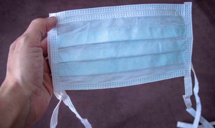 Máscara descartável.