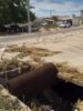 Mesmo com alerta de morador sobre placas cedendo no canal do Novo Encontro, Juazeiro, manutenção não é feita e estrutura desaba: “Olha o buraco que ficou!”