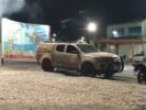 Leitor flagra viatura da PM estacionada em frente a rampa e na faixa de pedestre na orla de Juazeiro e observa: “Falta de cidadania e de empatia com os cadeirantes”