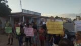 Moradores do Jardim Flórida, em Juazeiro, realizam manifestação reivindicando melhorias para o bairro: “É tanta coisa errada que não cabe em um cartaz”