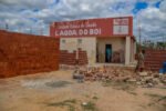 Morador da Lagoa do Boi, distrito de Pinhões, em Juazeiro, chama atenção para infestação de morcegos na UBS da comunidade