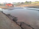 Buracos, esgoto transbordando: Moradora da Avenida Cristalina, no Antônio Conselheiro, em Juazeiro, desabafa: “Não estamos aguentando mais os transtornos”