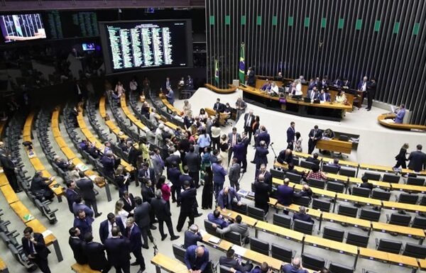 PEC da Blindagem: 22 deputados da Bahia votam a favor; saiba quais