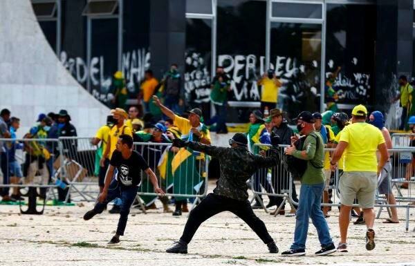 Bolsonaro e aliados deverão pagar R$ 30 milhões pela depredação no 8/1