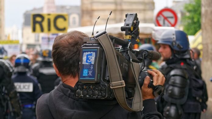 journalist-6847555_1280_widelg