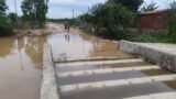 “Estamos ilhados”, relatam moradores do Morrão, Juazeiro, que criticam “ponte mal planejada e não concluída sobre o riacho que dá acesso à comunidade”