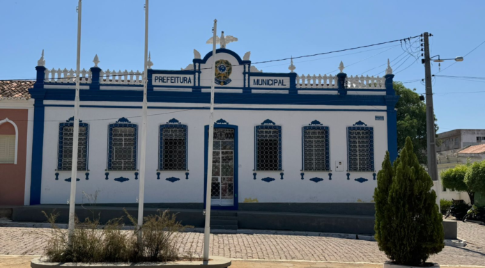 Professores contratados de Curaçá reclamam de demissão em massa prevista para dezembro; prefeitura responde