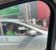 Consumidor critica atendimento da Coelba, em Juazeiro, e registra fila de clientes na porta da loja da empresa: “Só abre às 9 horas. Existe isso?”