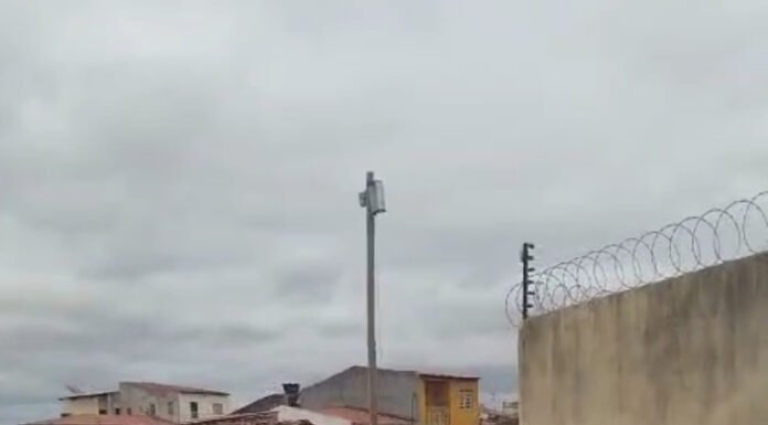 “É um absurdo”: moradora do bairro Santo Antônio, em Juazeiro, reclama de terreno usado para descarte irregular de lixo