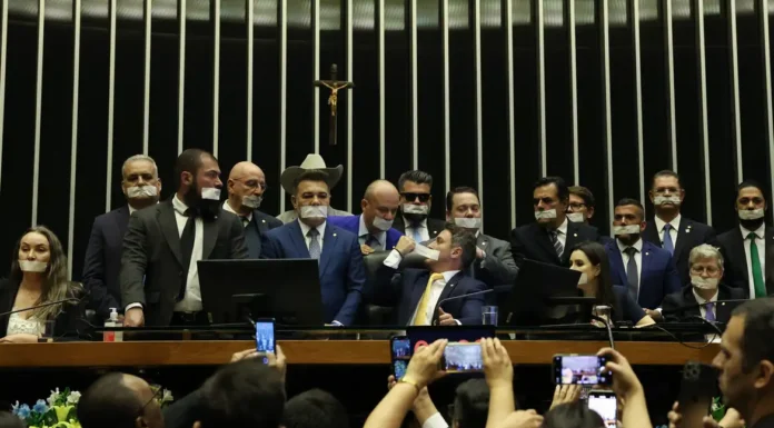 “Não haverá paz no Brasil”: Após prisão de Bolsonaro, oposição ameaça travar votações, pede anistia geral e impeachment de Moraes