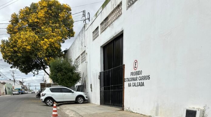 Morador reclama de bloqueio de vagas para estacionamento em via pública no bairro Castelo Branco, em Juazeiro