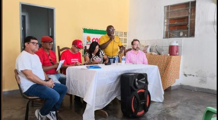 Assembleia realizada pelo Núcleo da APLB Sindicato em Sobradinho reúne trabalhadores em educação para troca de informações e esclarecimentos com assessoria jurídica
