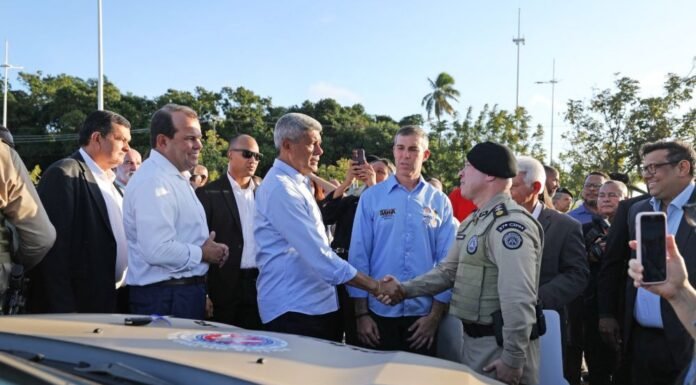 Jerônimo entrega novas viaturas e assina projetos de lei que reestruturam a organização da segurança pública na Bahia