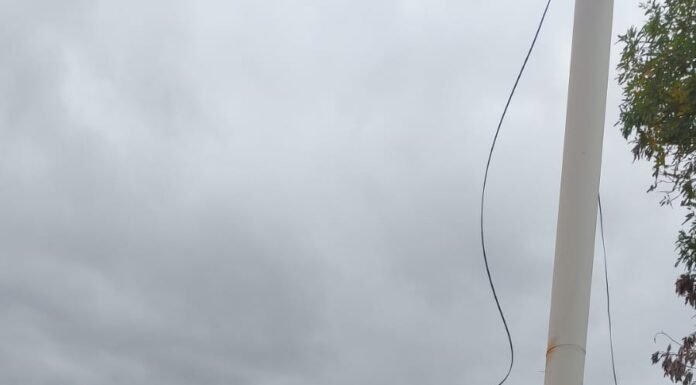 Após alerta de um leitor, SESP se manifesta sobre caixa de energia com fios expostos em escola municipal no bairro Castelo Branco, em Juazeiro