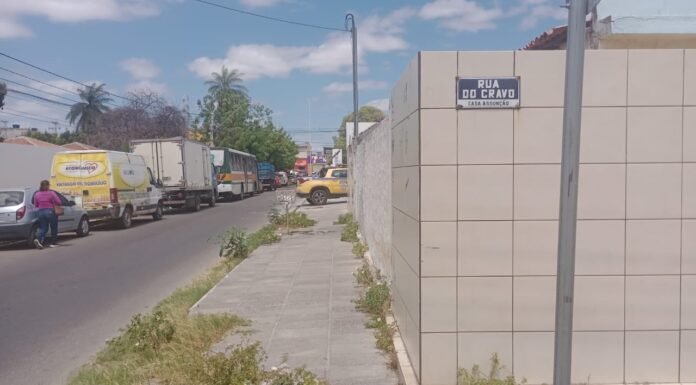 Morador flagra carro da AMMPLA estacionado em cima de calçada em Petrolina: “está dificultando a passagem dos pedestres”