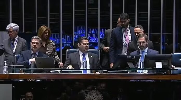 Após oposição desocupar plenário, Senado aprova manter isenção de IR para quem ganha até dois salários mínimos