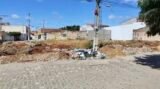 “Assim a cidade não vai para frente”: moradora do Alto da Maravilha, em Juazeiro, reclama de descarte irregular de lixo em terreno após limpeza realizada pela Prefeitura Municipal
