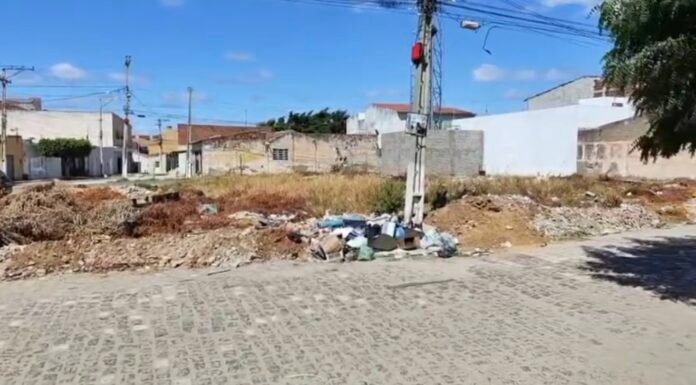 “Assim a cidade não vai para frente”: moradora do Alto da Maravilha, em Juazeiro, reclama de descarte irregular de lixo em terreno após limpeza realizada pela Prefeitura Municipal
