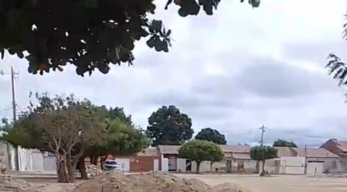 Moradora do João Paulo II, em Juazeiro, reclama de abandono de campo de terra e cobra promessa de construção de quadra poliesportiva; SESP responde