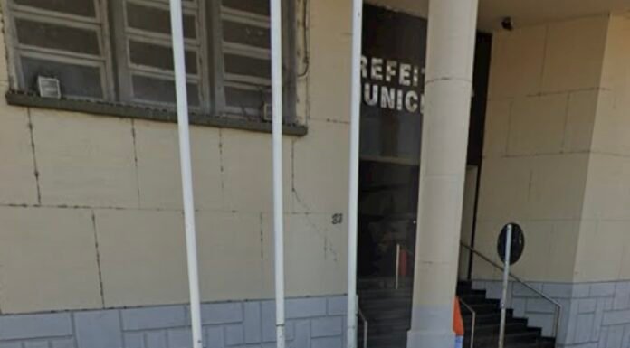 Morador reclama do uso de via em frente à Prefeitura como estacionamento e alerta para problemas: “Dificulta a fluidez do trânsito”