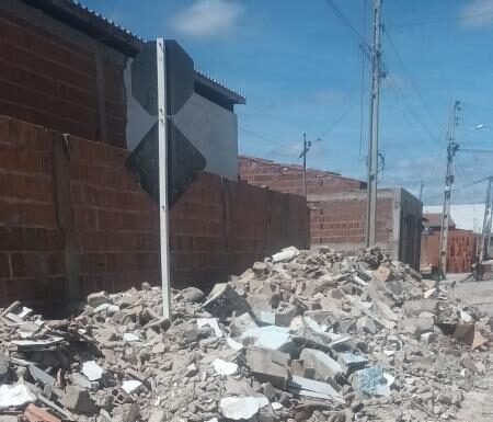 Moradores do bairro Padre Vicente, em Juazeiro, reclamam de acúmulo de entulho deixado na Rua do Progresso por construtor