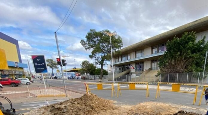Moradores cobram agilidade em obra de drenagem da Adolfo Viana, em Juazeiro; prefeitura promete conclusão até a próxima semana