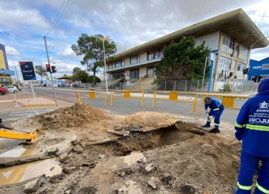 Com a interdição de trecho da Avenida Adolfo Viana, Juazeiro, motorista sugere que AMTT crie rotas alternativas: “Fui multado em 293 reais”; local passa por serviço de drenagem