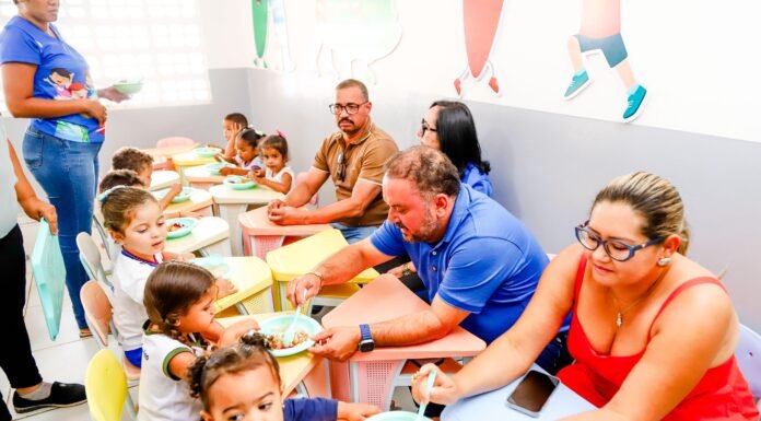 “O Prefeito vai à escola”: Cleivynho Sampaio visita e realiza entrega de fardamento na Creche Yêda Barradas, em Sobradinho