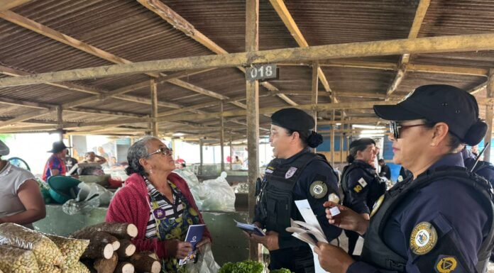 Agosto Lilás: Patrulha Maria da Penha de Juazeiro realiza ação de enfrentamento à violência contra a mulher no Mercado Produtor