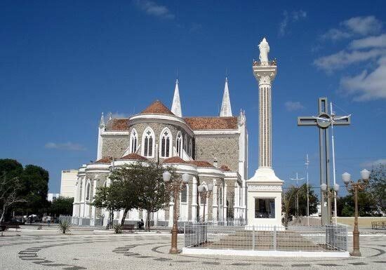 Mulher fica ferida durante tiroteio na Praça Catedral de Petrolina