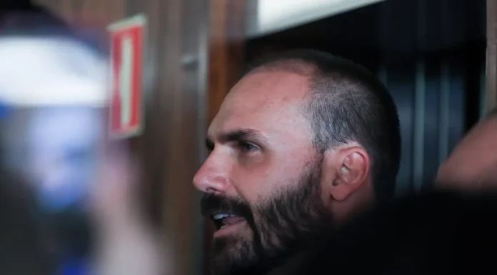 TCU recomenda que Câmara investigue gastos de Eduardo Bolsonaro