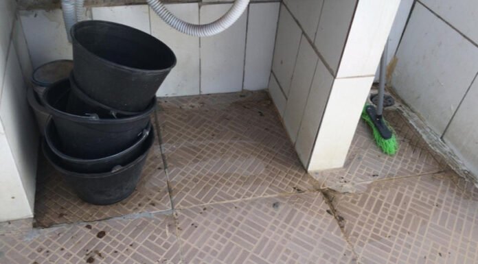 Moradora do bairro Padre Vicente, em Juazeiro, reclama de obstrução da rede de esgoto e cobra uma solução ao SAAE: “Fizemos o pedido há 15 dias”