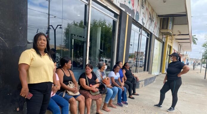 Em manifestação, profissionais terceirizados da empresa EPIC, em Juazeiro, cobram pagamento do salário atrasado